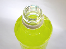 ペットボトルに水を注ぐ